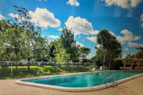 Condo in Miami, Florida, 2 bedrooms  № 1859518 - photo 6