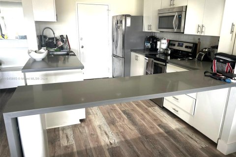 Condo in Miami, Florida, 2 bedrooms  № 1859518 - photo 18