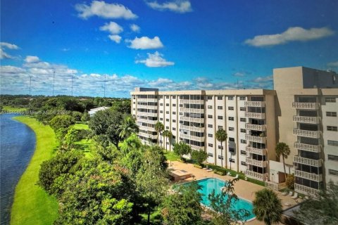 Condo in Miami, Florida, 2 bedrooms  № 1859518 - photo 2