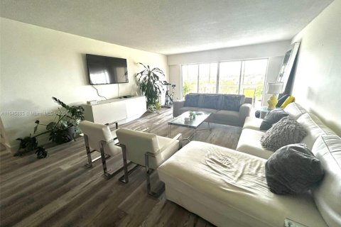 Condo in Miami, Florida, 2 bedrooms  № 1859518 - photo 16