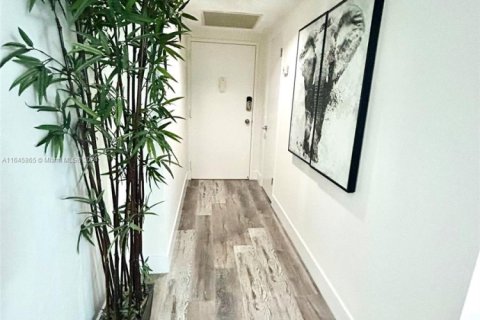 Condo in Miami, Florida, 2 bedrooms  № 1859518 - photo 17