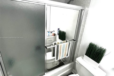 Condo in Miami, Florida, 2 bedrooms  № 1859518 - photo 26