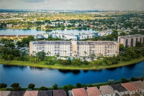 Condo in Miami, Florida, 2 bedrooms  № 1859518 - photo 1