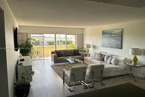 Condo in Miami, Florida, 2 bedrooms  № 1859518 - photo 15