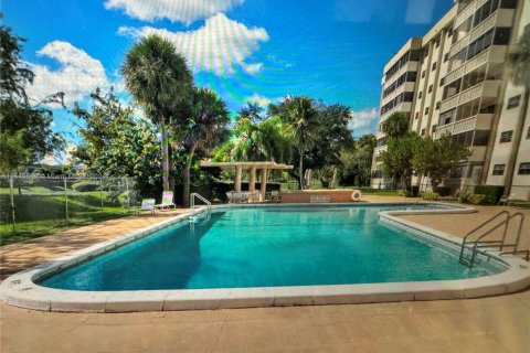 Condo in Miami, Florida, 2 bedrooms  № 1859518 - photo 5
