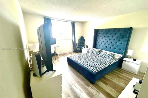 Condo in Miami, Florida, 2 bedrooms  № 1859518 - photo 19