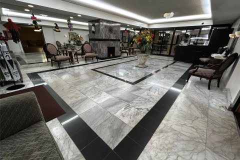 Condo in Miami, Florida, 2 bedrooms  № 1859518 - photo 9