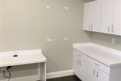 Propiedad comercial en alquiler en Bradenton, Florida, 141.86 m2 № 1723289 - foto 8