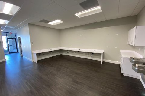 Propiedad comercial en alquiler en Bradenton, Florida, 141.86 m2 № 1723289 - foto 9