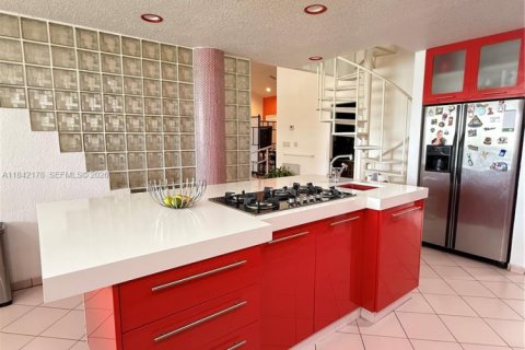 Villa ou maison à vendre à Hialeah, Floride: 4 chambres, 296.36 m2 № 2016960 - photo 11