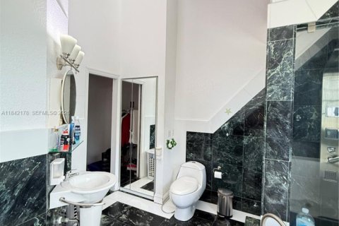 Villa ou maison à vendre à Hialeah, Floride: 4 chambres, 296.36 m2 № 2016960 - photo 18
