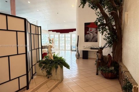 Villa ou maison à vendre à Hialeah, Floride: 4 chambres, 296.36 m2 № 2016960 - photo 5