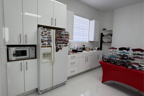 Villa ou maison à vendre à Hialeah, Floride: 4 chambres, 296.36 m2 № 2016960 - photo 29