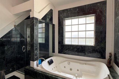 Villa ou maison à vendre à Hialeah, Floride: 4 chambres, 296.36 m2 № 2016960 - photo 17