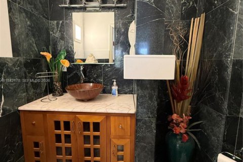 Villa ou maison à vendre à Hialeah, Floride: 4 chambres, 296.36 m2 № 2016960 - photo 4