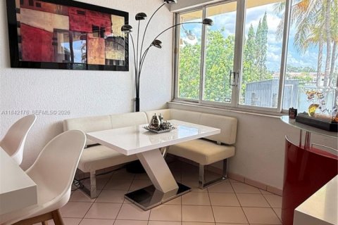 Villa ou maison à vendre à Hialeah, Floride: 4 chambres, 296.36 m2 № 2016960 - photo 12