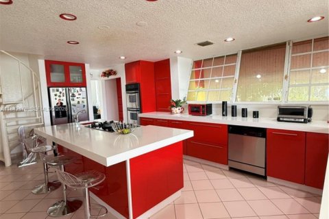 Villa ou maison à vendre à Hialeah, Floride: 4 chambres, 296.36 m2 № 2016960 - photo 9