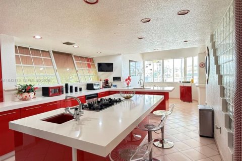 Villa ou maison à vendre à Hialeah, Floride: 4 chambres, 296.36 m2 № 2016960 - photo 8