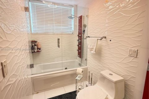 Villa ou maison à vendre à Hialeah, Floride: 4 chambres, 296.36 m2 № 2016960 - photo 23