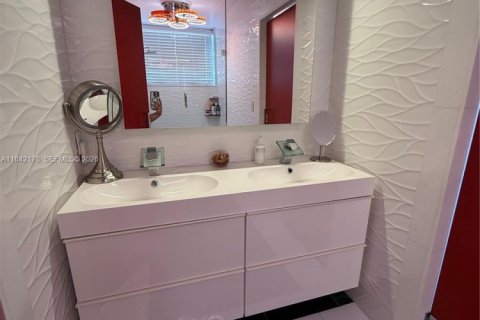 Villa ou maison à vendre à Hialeah, Floride: 4 chambres, 296.36 m2 № 2016960 - photo 24