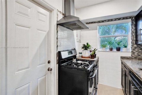 Copropriété à vendre à Bay Harbor Islands, Floride: 2 chambres, 72 m2 № 1973079 - photo 10