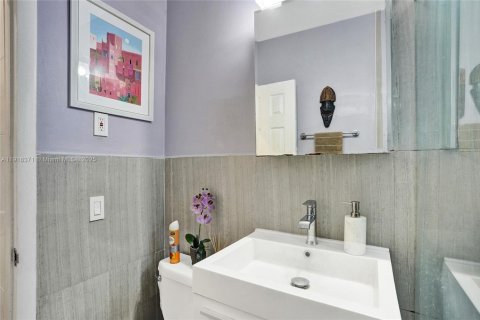 Copropriété à vendre à Bay Harbor Islands, Floride: 2 chambres, 72 m2 № 1973079 - photo 13