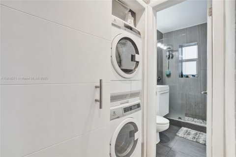 Copropriété à vendre à Bay Harbor Islands, Floride: 2 chambres, 72 m2 № 1973079 - photo 11