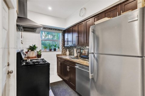 Copropriété à vendre à Bay Harbor Islands, Floride: 2 chambres, 72 m2 № 1973079 - photo 8