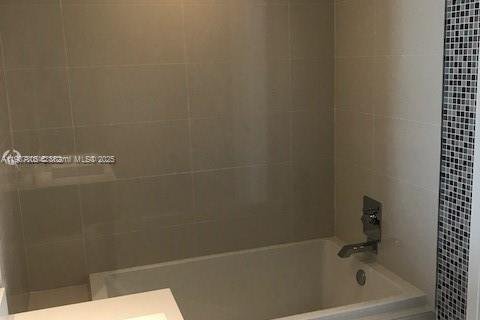 Condo in Miami, Florida, 1 bedroom  № 2012639 - photo 11