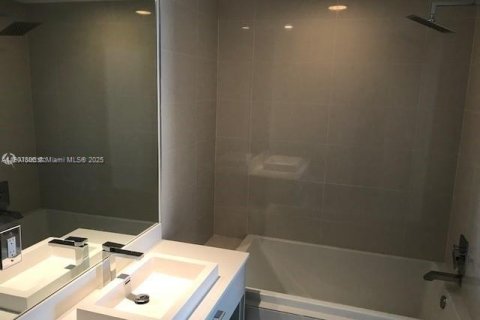 Condo in Miami, Florida, 1 bedroom  № 2012639 - photo 10