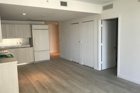 Condo in Miami, Florida, 1 bedroom  № 2012639 - photo 4