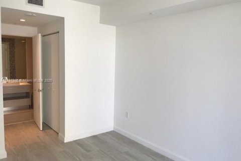 Condo in Miami, Florida, 1 bedroom  № 2012639 - photo 9