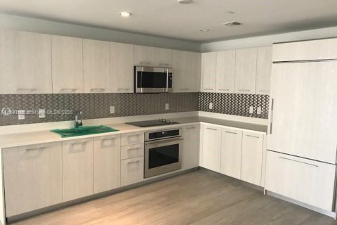 Condo in Miami, Florida, 1 bedroom  № 2012639 - photo 2