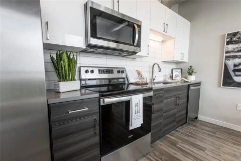 Apartamento en alquiler en Saint Petersburg, Florida, 3 habitaciones, 45.99 m2 № 1869428 - foto 2