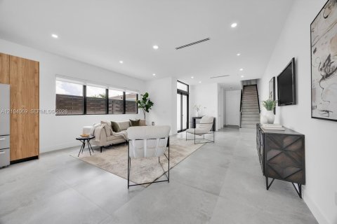 Touwnhouse à vendre à Miami, Floride: 4 chambres, 272.11 m2 № 2414467 - photo 10
