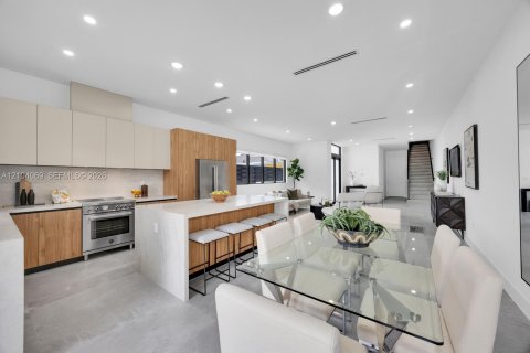 Touwnhouse à vendre à Miami, Floride: 4 chambres, 272.11 m2 № 2414467 - photo 13
