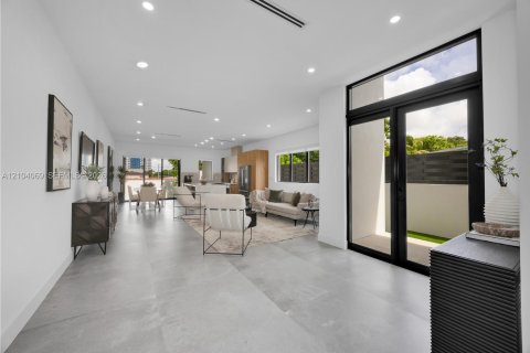 Touwnhouse à vendre à Miami, Floride: 4 chambres, 272.11 m2 № 2414467 - photo 5