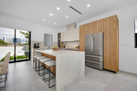 Touwnhouse à vendre à Miami, Floride: 4 chambres, 272.11 m2 № 2414467 - photo 14
