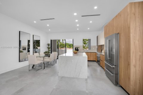 Touwnhouse à vendre à Miami, Floride: 4 chambres, 272.11 m2 № 2414467 - photo 12