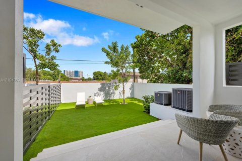 Touwnhouse à vendre à Miami, Floride: 4 chambres, 272.11 m2 № 2414467 - photo 3