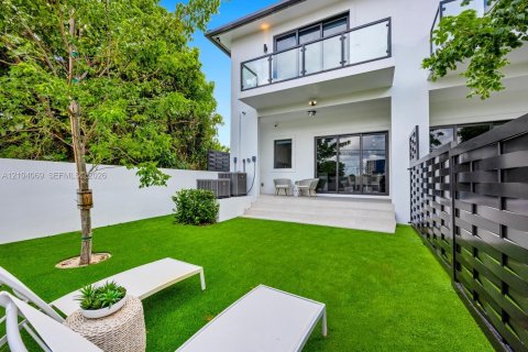 Touwnhouse à vendre à Miami, Floride: 4 chambres, 272.11 m2 № 2414467 - photo 2