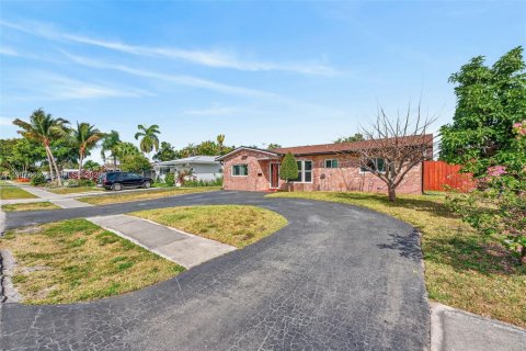 House in Oakland Park, Florida 3 bedrooms, 132.94 sq.m. № 2030524 - photo 4