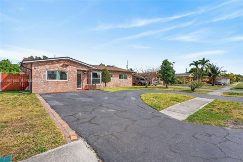 House in Oakland Park, Florida 3 bedrooms, 132.94 sq.m. № 2030524 - photo 2