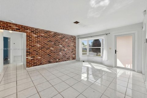 House in Oakland Park, Florida 3 bedrooms, 132.94 sq.m. № 2030524 - photo 7