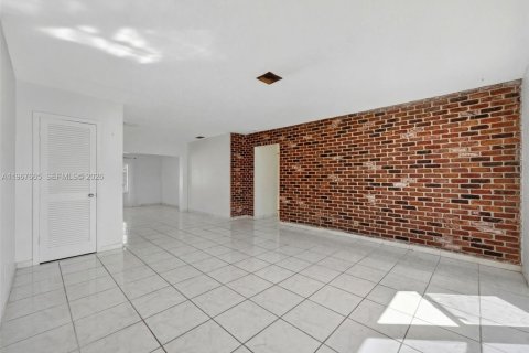 House in Oakland Park, Florida 3 bedrooms, 132.94 sq.m. № 2030524 - photo 6