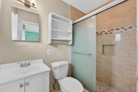 House in Oakland Park, Florida 3 bedrooms, 132.94 sq.m. № 2030524 - photo 20