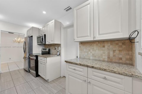 House in Oakland Park, Florida 3 bedrooms, 132.94 sq.m. № 2030524 - photo 10