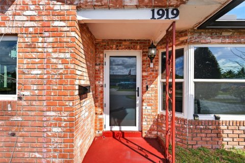 House in Oakland Park, Florida 3 bedrooms, 132.94 sq.m. № 2030524 - photo 5