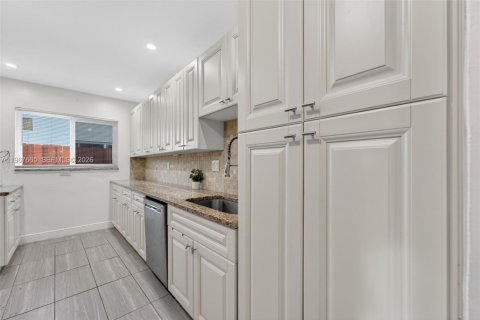 House in Oakland Park, Florida 3 bedrooms, 132.94 sq.m. № 2030524 - photo 9