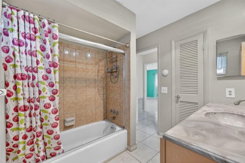 House in Oakland Park, Florida 3 bedrooms, 132.94 sq.m. № 2030524 - photo 21